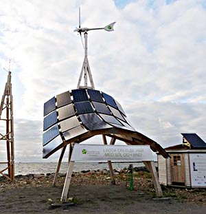 Denne hybrid ”vedvarende energi” carport, testes i øjeblikket på et testområde i Malmø Havn Vest. Den drives både af solpaneler og en vindmølle.