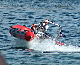vild speedbåd ved Nivå Strandpark
