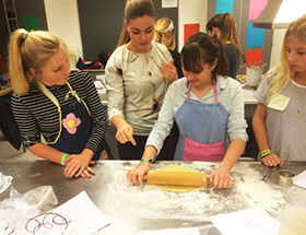 Ditte fra Den Store Bagedyst skal lære unge fra Nivå at bage og pynte kager