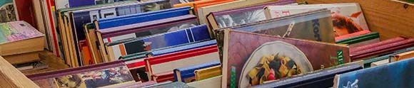 Lørdag den 3. oktober og to uger frem kan bogsamlere og andre boginteresserede købe kasserede materialer til en billig penge. Foto: Nivå Bibliotek.