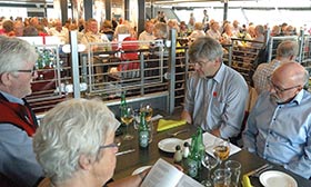 Per Frost Henriksen, Borgmester Thomas Lykke Pedersen og Hans Nissen, formand for Social- og Seniorudvalget synger "Jeg elsker de grønne lunde". Foto: John Stæhr.