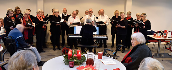 Sletten Sangkort synger julen ind. Her på Plejecenter Lystholm onsdag. Foto: John Stæhr