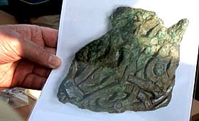 Et tinbelagt broncesmykke på ca 4 cm blev frembragt af mulden