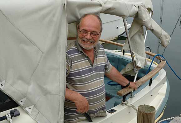 Morten Askov i sin båd i Nivå Havn - på ferie.