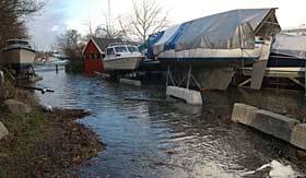 Vandet stod helt op på bådopbevaringen på p-pladsen i Nivå Havn