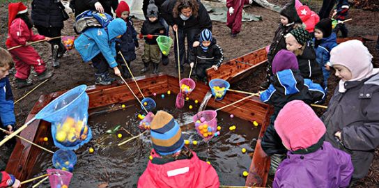 En flok glade børnehavebørn var mandag d. 15. december med til at åbne den nye vandlegeplads ved Børnehusene Kokkedals ”Grønne Værksted”.