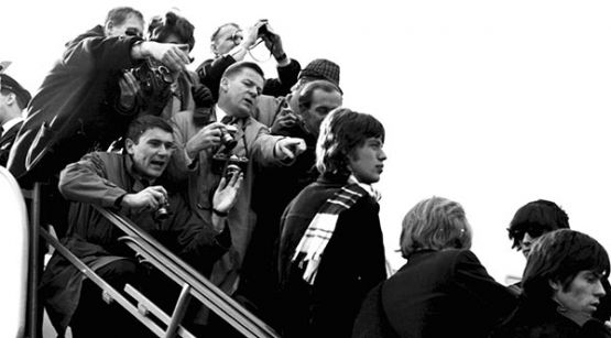 Rolling Stones kom til Kastrup Lufthavn fra Odense, hvor de spillede deres første koncert i Danmark i marts 1965. Arkivbillede. Foto: John Stæhr, tv-fredensborg.dk.