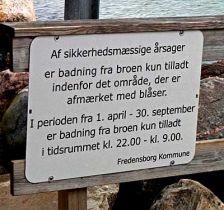 Det første badeforbudsskilt i Nivå Havn