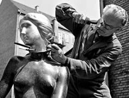Bronzestøber Rasmussen sætter ny hoved på den Lille Havfrue