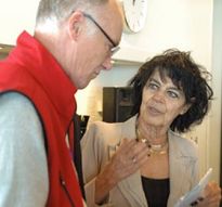 Han Bækvang centerchef Ældre og Handicap, taler med viceborgmester Ulla Hardy-Hansen. Foto: John Stæhr