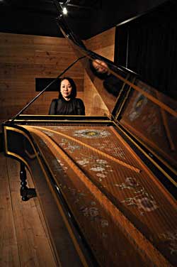 Den japanske virtuose cembalist, Michiyo Honma spiller Yngve Jan Tredes musik i Tokyo