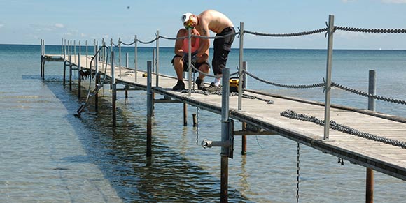Håndværkerne var i fuld gang med at sætte badebroen op på Nivå Strandpark 
