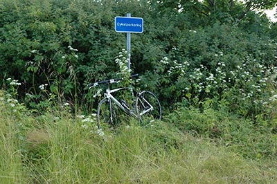 Cykelparkeringen ved Nivå Strandpark. Borgmesteren har udtalt, at han ikke synes at, vi har en fattig Kommune. Døm selv. Foto: John 