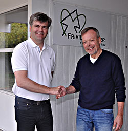  Borgmester Thomas Lykke Pedersen og Niels Erik Hougaard fra Flygtningevenner Fredensborg da aftalen blev skrevet under tirsdag eftermiddag.