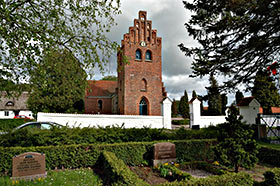 Karlebo Lokalhistoriske Forening inviterer på rundvisning i Karlebo Kirke og kirkegård.