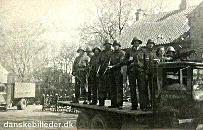 Soldater på ladet af en lastbil ved Lerbjerggaard i Humlebæk maj 1945, fra danskebilleder.dk. 