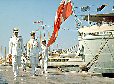Kon Frederik besøger Kongeskibet Dannebrog og et marineskib fra den danske flåde i Piræus Havn.