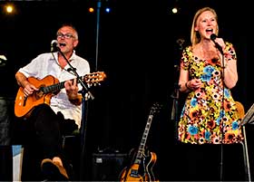 Sangerinden Malene Langborg OG guitaristen Niels Bugge