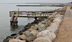 lægge "svømmehals" liner ud ved Badebroen
