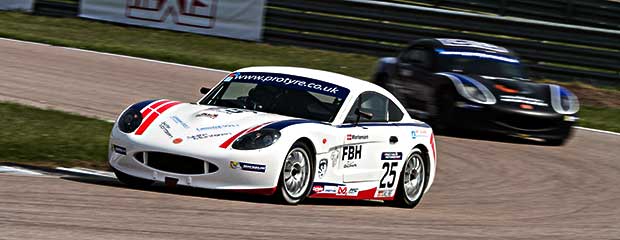 Frederik Mortensen på Rockingham Circuit i England