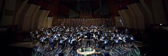 Den 14. november kan man i NKK-Hallen i Nivå opleve Copenhagen Phil i det succesfulde samarbejdsprojekt Musik Med Mere, hvor orkesteret inviterer elever fra Fredensborg Musikskole på scenen.