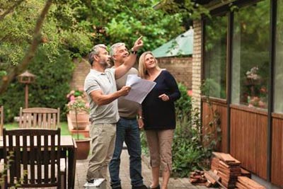 En BedreBolig-Screening tager typisk 45 – 60 minutter. Den danner basis for en rapport, som viser boligejeren, hvilke energiforbedringer, det bedst kan betale sig at gå i gang med. (Foto: Energistyrelsen/BedreBolig