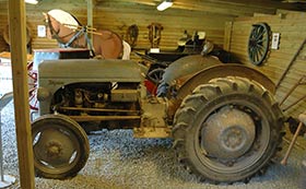 Der er mange andre ting at se på museet. Man kan sidde på en traktor.