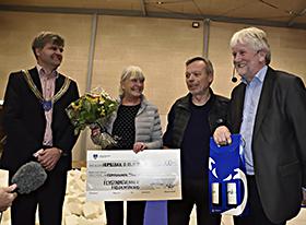 Årets Foreningspris uddelt. Den gik til Flygtningevenner Fredensborg og blev modtaget af Niels Erik Hougaard og Anne Scheibel
