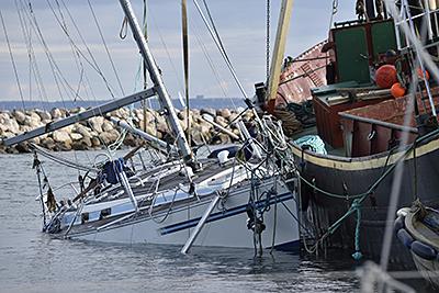 Sejlbåden kunne ikke holde sig flydende, så den blev "båret" ind til Nivå Havn af bjergningsfartøjet.