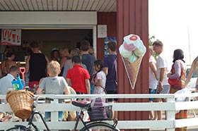 Der var konstant ventetid ved ishuset i Nivå Havn. Foto: John Stæhr