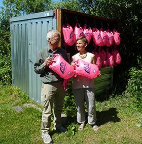 Skovfoged Jens Ole Andersen fra Naturstyrelsen og Anne-Lene Haarklou Hansen, projektleder i Gang i Fredensborg, viser de nye havtasker frem.