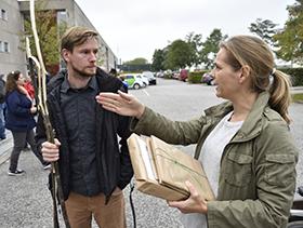 Helle Skovmand Bosselmann forklarer en ny Nivå-borger, Christian Hjort Wøhliche Von Platen om de nye forslag i Lergarven. 