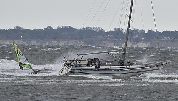 Sejlbåd havareret ved Nivå. Foto: John Stæhr