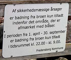 Skiltet hvor man kun må bade efter kl. 22,00 om aftenen, er så absurd at ingen retter sig efter det.