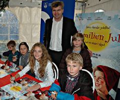 Maja ses sammen med borgmesteren i forgrunden skuespillernen skriver autografer