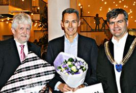 fra v. Niels Ole Sloth flankeret af udvalgsformand Per Frost Henriksen og borgmester Thomas Lykke Pedersen