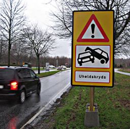 Med skiltene gør vi trafikanterne opmærksom på, at der har været uheld i krydset. 