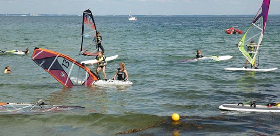 Sommerferiaktivitet på vandet - windsurf ved Nivå Strandpark. Arkivbillede Foto: John Stæhr  I skolernes sommerferie har du mul