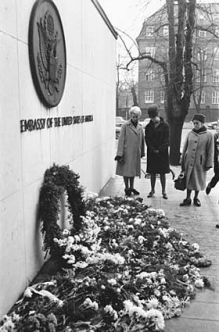 Blomster foran den Amerikanske Ambassade. Foto: John Stæhr Copyright 1963